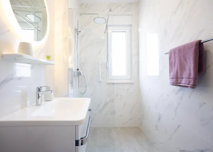 La Petite 트로기르